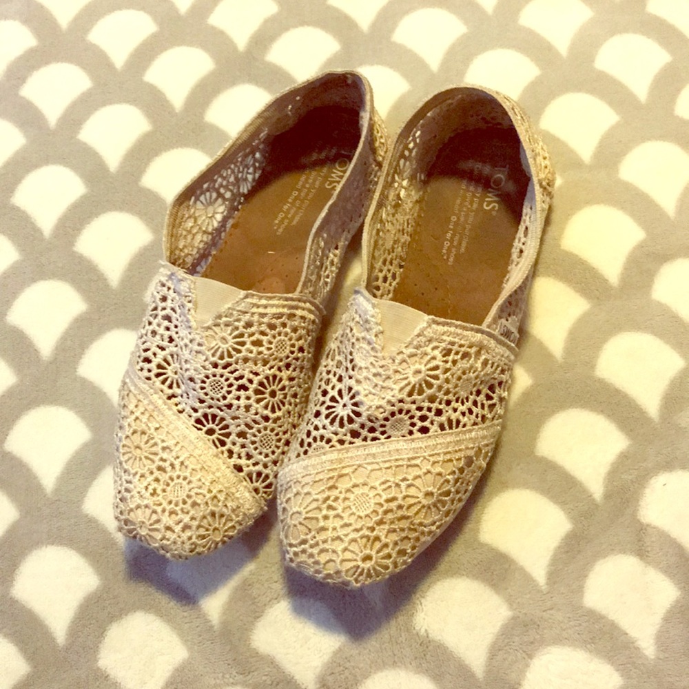 TOMS ivory lace shoes W7